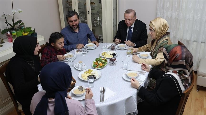  رئیس‌جمهور اردوغان و همسرش مهمان سفره افطار یک شهروند