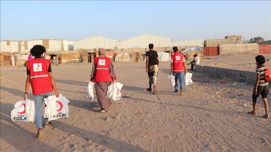  ضیافت افطاری هلال احمر ترکیه میان نیازمندان یمن