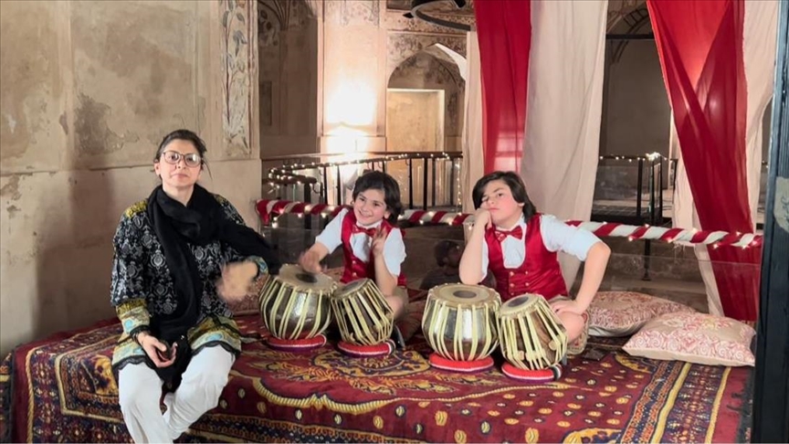  اجرای سرود ملی ترکیه توسط 2 کودک پاکستانی