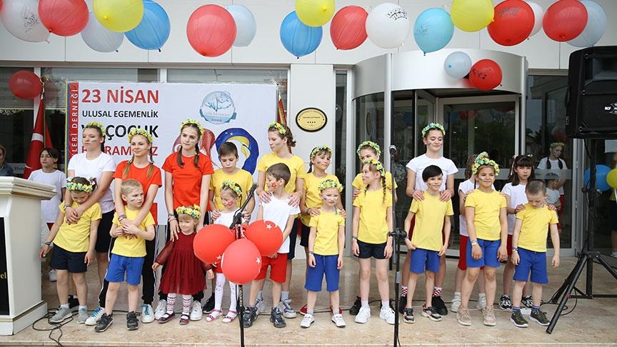  کودکان یتیم اوکراینی در ترکیه عید کودک را جشن گرفتند