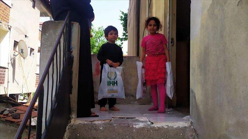  ترکیه میان کودکان یتیم در نوار غزه لباس عید توزیع کرد