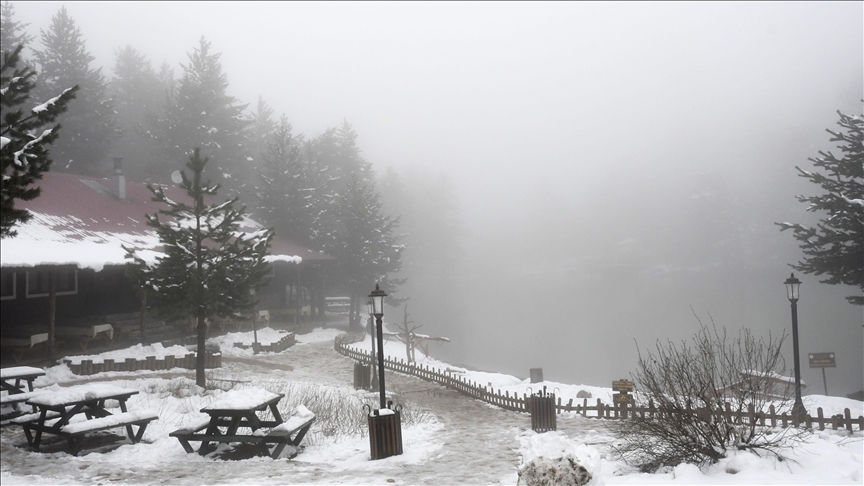  برف بهاری پارک طبیعت «دریاچه لیمنی» ترکیه را سفیدپوش کرد