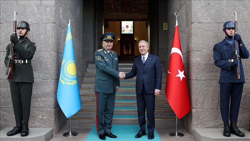  دیدار وزرای دفاع ترکیه و قزاقستان در آنکارا