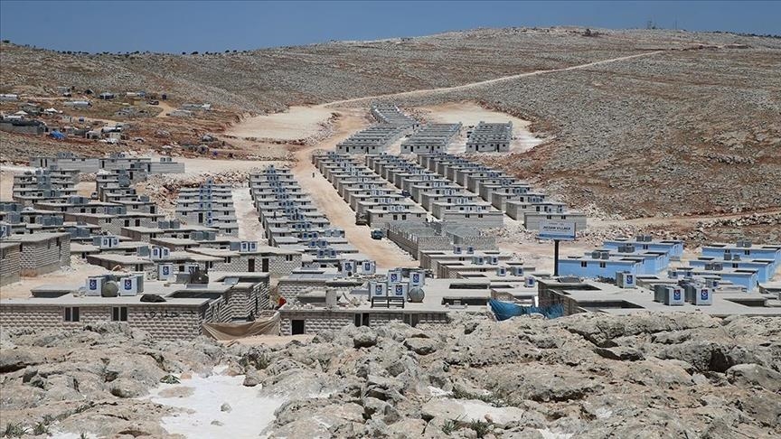  انتقال تدریجی آوارگان سوری‌ در ادلب از چادر به خانه‌های بریکتی