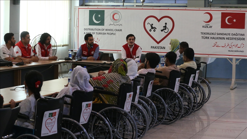  توزیع ویلچر توسط هلال احمر ترکیه در پاکستان