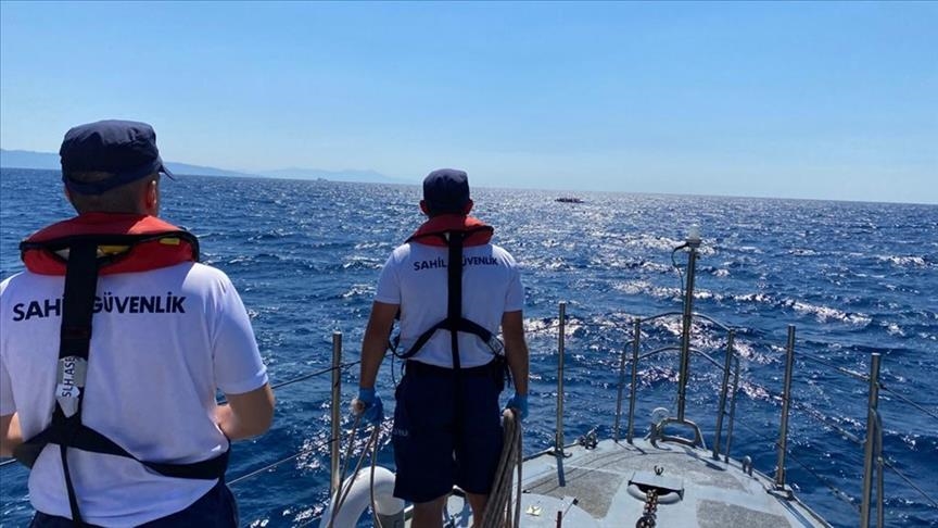  گارد ساحلی ترکیه 13 مهاجر غیرقانونی را از خطر مرگ نجات داد