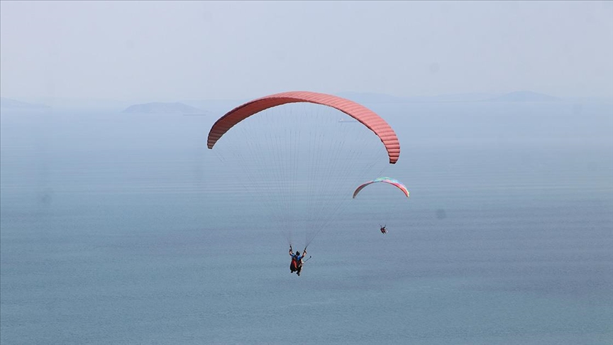  ورزش مهیج پاراگلایدر؛ لذت پرواز بر فراز آسمان اوچماک‌دره