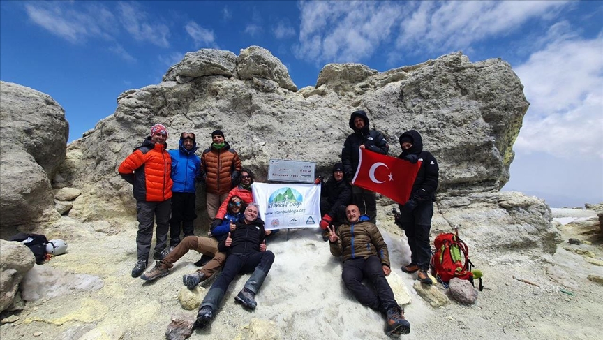  کوهنوردان ترکیه پرچم کشور را در قله دماوند به اهتزاز درآوردند