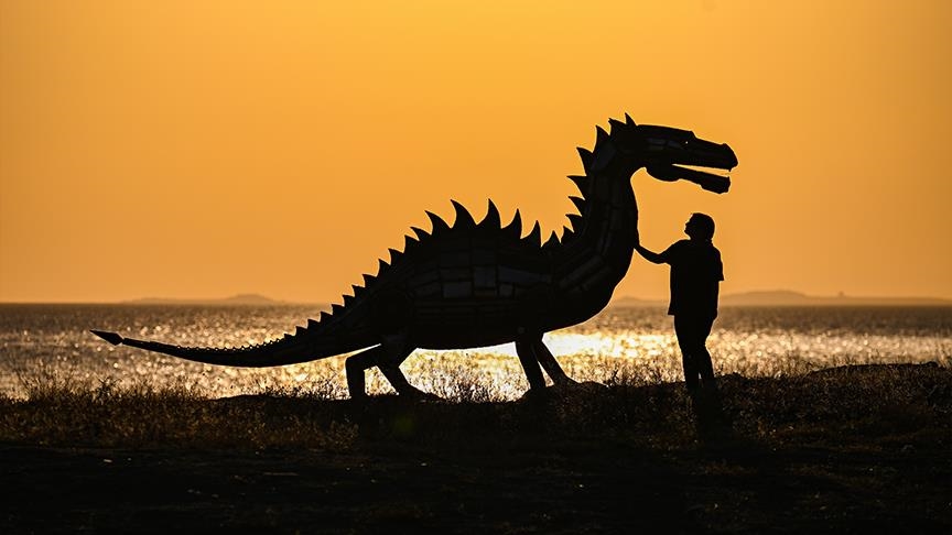  مجسمه‌ساز ایرانی با استفاده از ضایعات  مجسمه «هیولای دریاچه وان» را ساخت