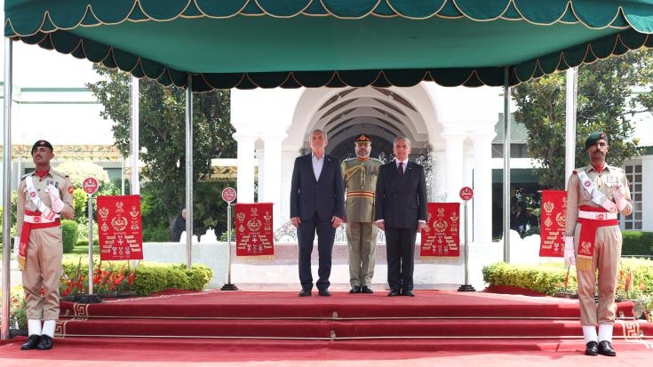  استقبال رسمی شریف از پزشکیان در اسلام‌آباد