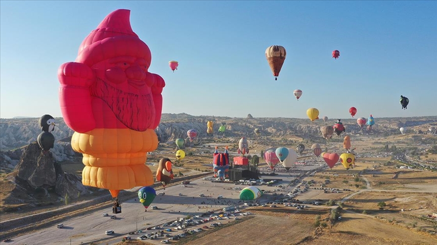  پرواز نمایشی بالن‌های هوای گرمِ با طرح‌های فانتزی بر فراز نوشهیر