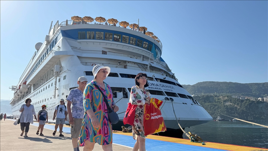  ورود 995 گردشگر با کشتی کروز به آماسرا