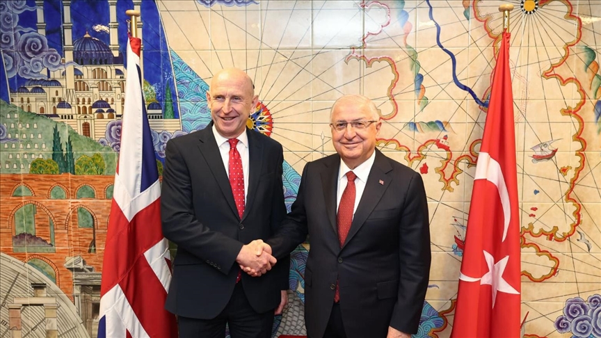  دیدار وزرای دفاع ترکیه و بریتانیا در بروکسل