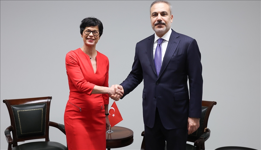 دیدار فیدان با کمیسر گسترش اتحادیه اروپا در لوکزامبورگ 