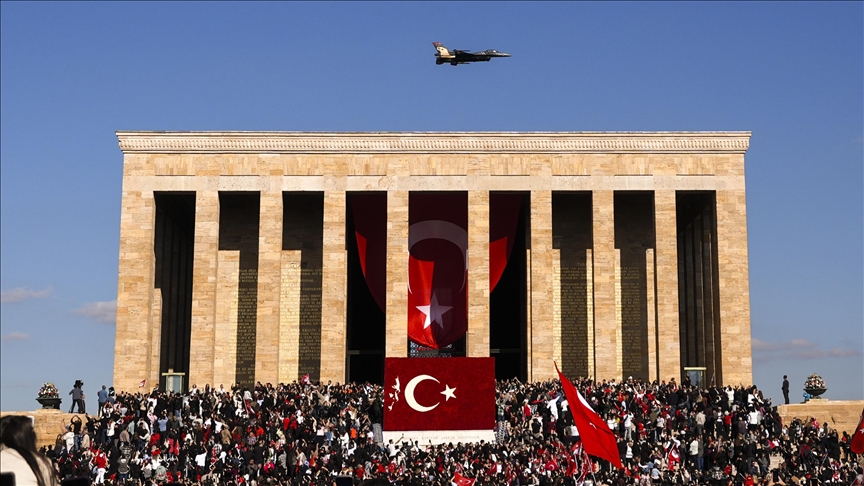  پرواز نمایشی جنگنده‌های ارتش ترکیه بر فراز مقبره آتاتُرک به‌مناسبت عید جمهوریت