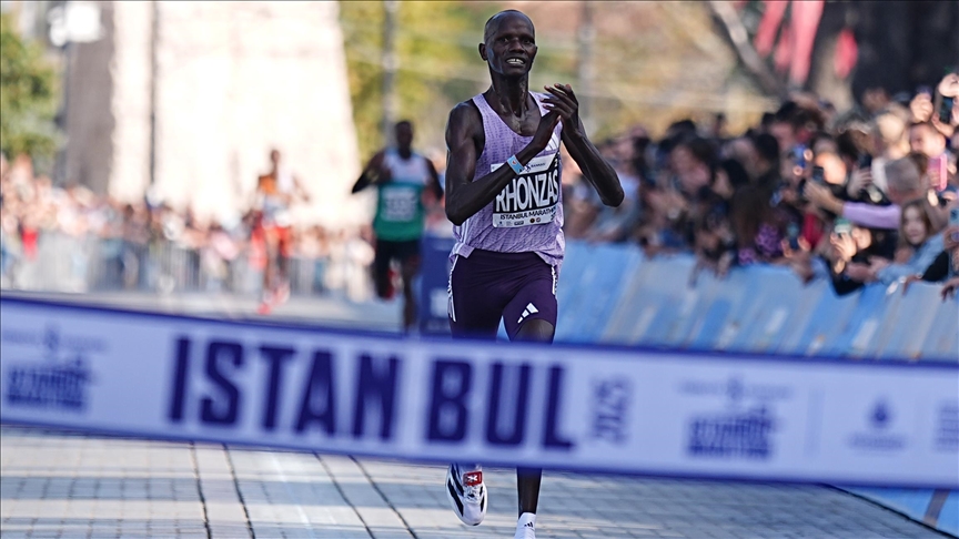  ماراتن استانبول؛ رونزاس لوکیتام کیلیمو، دونده کنیایی در بخش مردان برنده شد