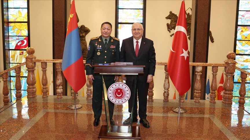  دیدار وزیر دفاع ترکیه با رئیس ستاد ارتش مغولستان 