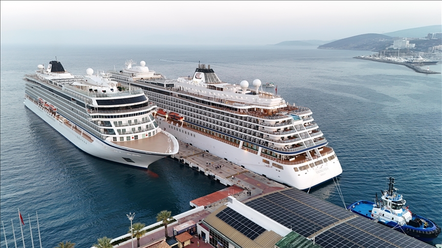 دو کشتی کروز با 1748 گردشگر در کوش‌آداسی پهلو گرفت