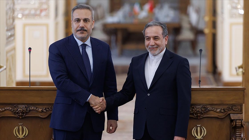 استقبال اردوغان از رئیس‌جمهور ازبکستان در فرودگاه آنکارا