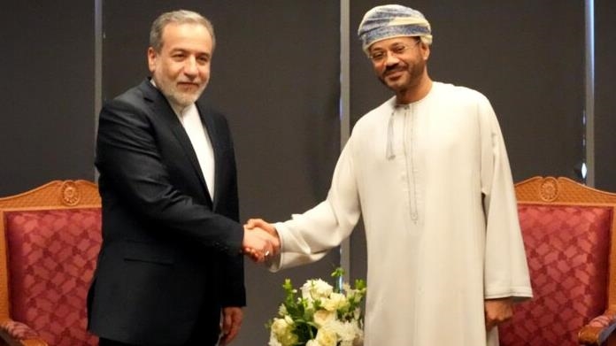  دیدار عراقچی با همتای عمانی‌اش پیش از آغاز مذاکرات با هیئت آمریکا در مسقط