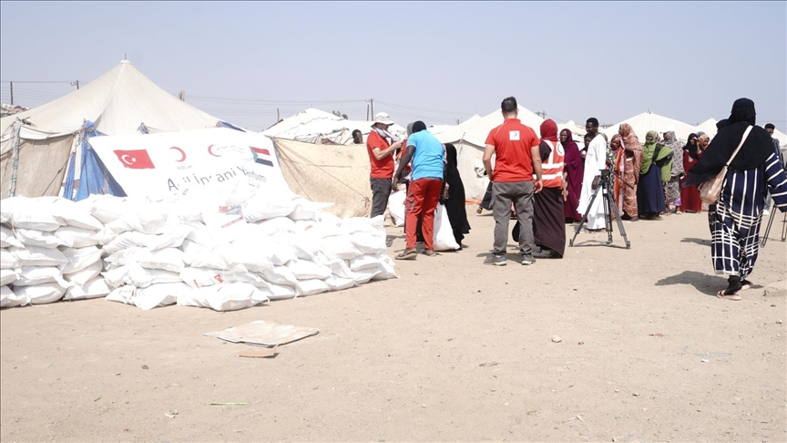 هلال احمر ترکیه برای حدود 1200 خانواده آواره در سودان بسته غذایی توزیع کرد