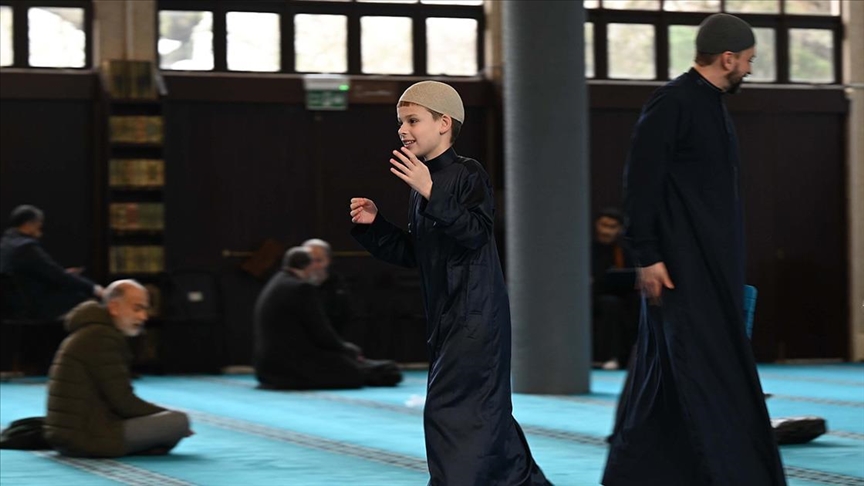 نوجوان انگلستانی مبتلا به اوتیسم و ​​مخالف نفرت‌پراکنی از مساجد ترکیه بازدید می‌کند