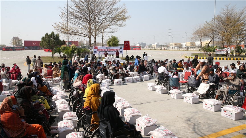 شهروندان ترک مقیم پاکستان به نیازمندان کمک غذایی رساندند