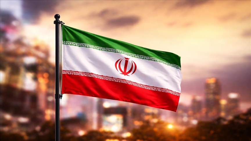 تعلیق سه دانشجوی دانشگاه تهران به دلیل آتش‌زدن پرچم ایران