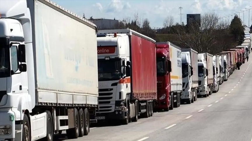  آذربایجان محدودیت تردد کامیون‌ها در مرز با ایران را لغو کرد