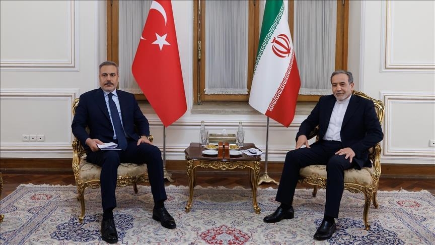  گفت‌وگوی تلفنی فیدان و عراقچی