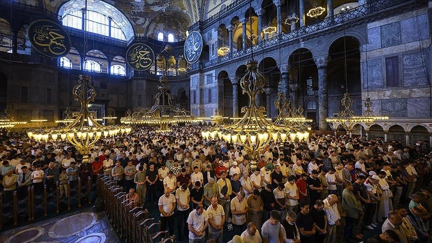 اقامه نماز عید فطر در مساجد استانبول 